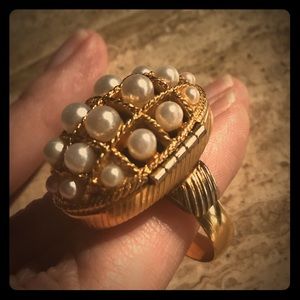 Avon Vintage 1970s Pearl/Gold Cocktail Ring!